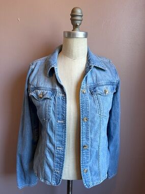 Madewell light wash denim jacket with button-up front and pockets size XS
